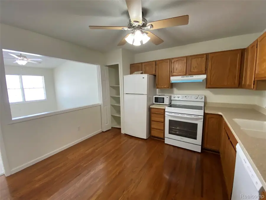 596 Yorkshire Sq. Square #23, Milan, MI 48160 - Image #3