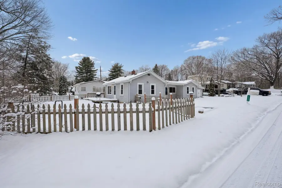 2266 Newberry Road, Waterford, MI 48329 - Image #2