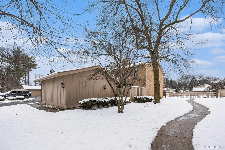 7411 Pebble Point, West Bloomfield, MI 48322 - Image #2