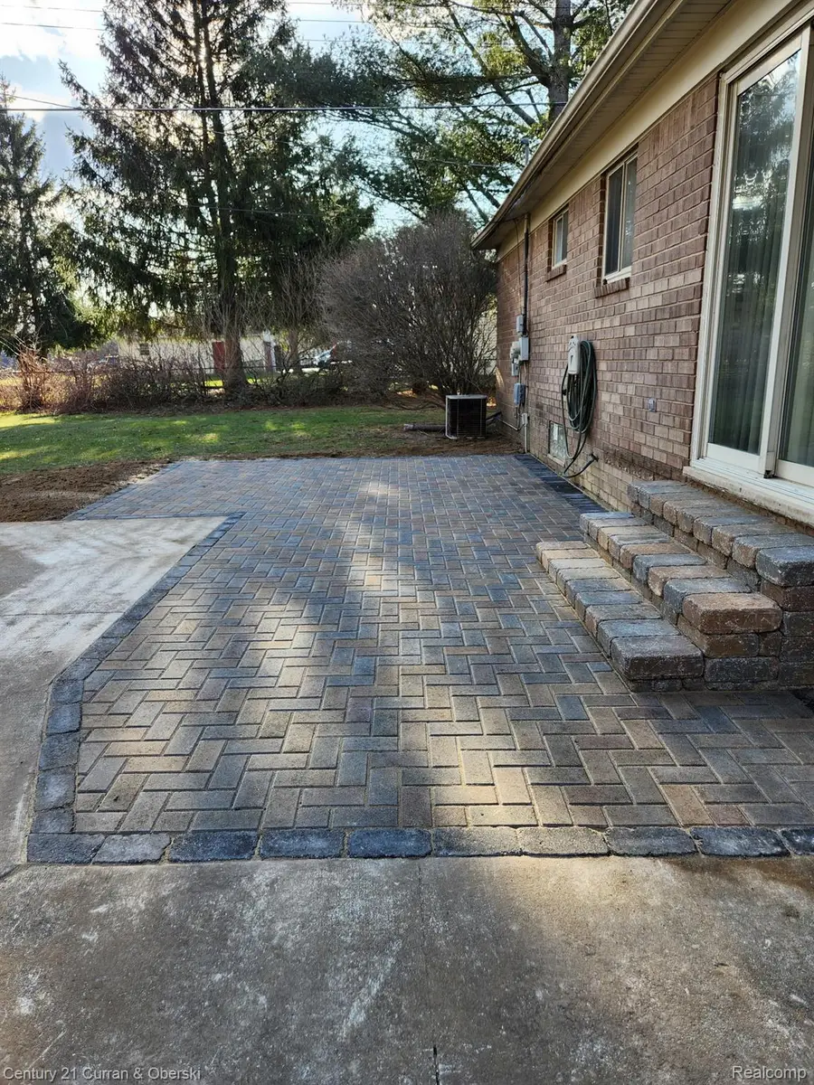 34455 Rhonswood Street, Farmington Hills, MI 48335 - Image #2