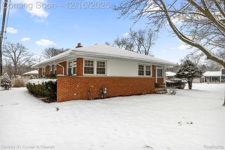 25703 Loch Lomond Drive, Dearborn Heights, MI 48125 - Image #3