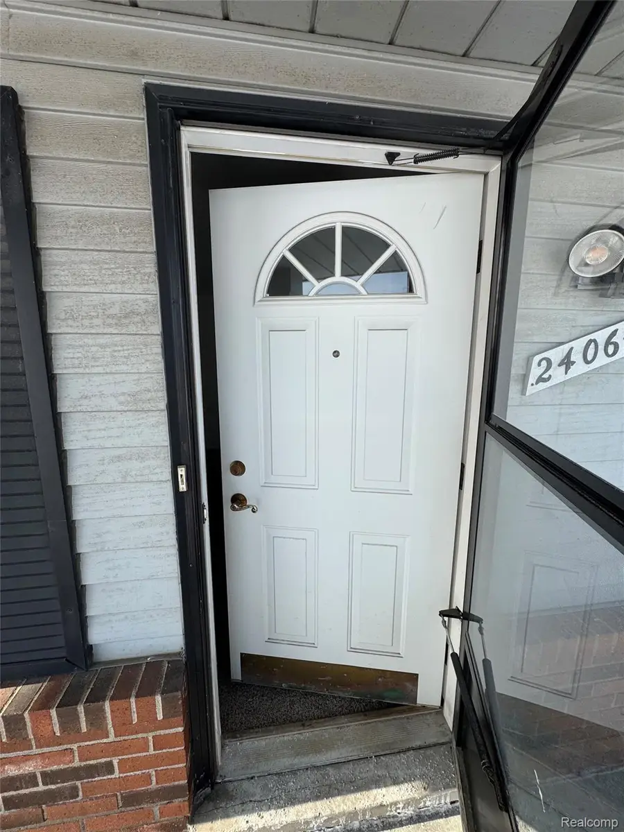 24064 Greenhill Road, Warren, MI 48091 - Image #2