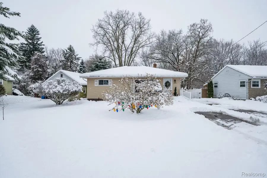 6333 Harriet Drive, Waterford, MI 48327 - Image #2