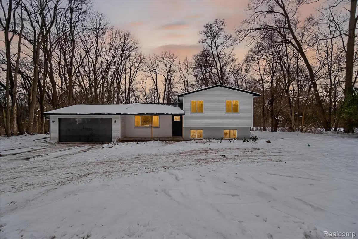 10031 Carmer Road, Fenton, MI 48430 - Image #1