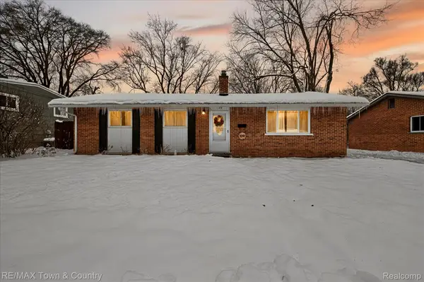 109 N Corbin St, Holly, MI 48442