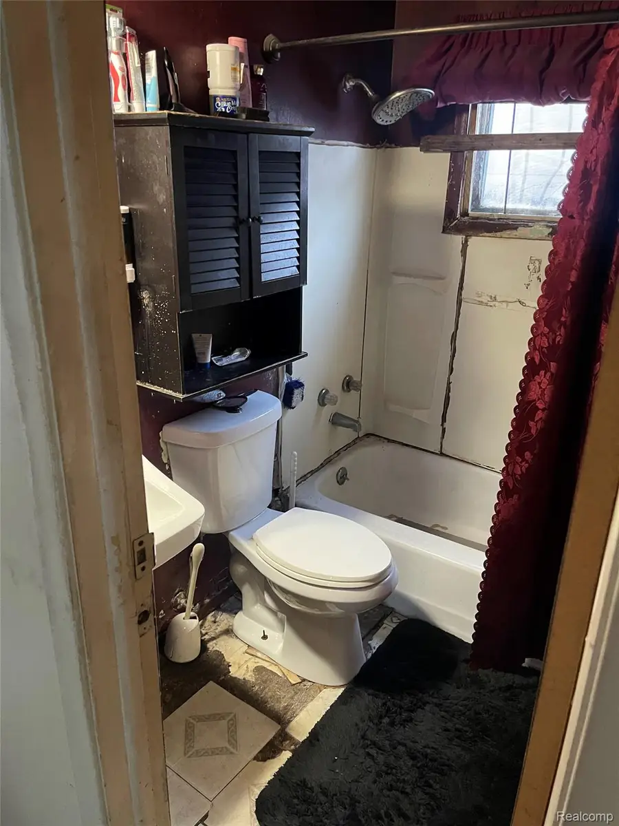 242 E Foss Avenue, Flint, MI 48505 - Image #2