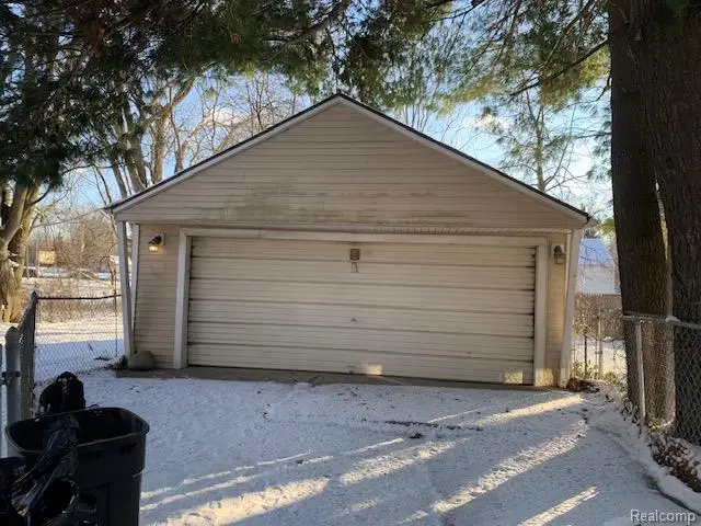 3299 W Ridgeway Avenue, Flint, MI 48504 - Image #3