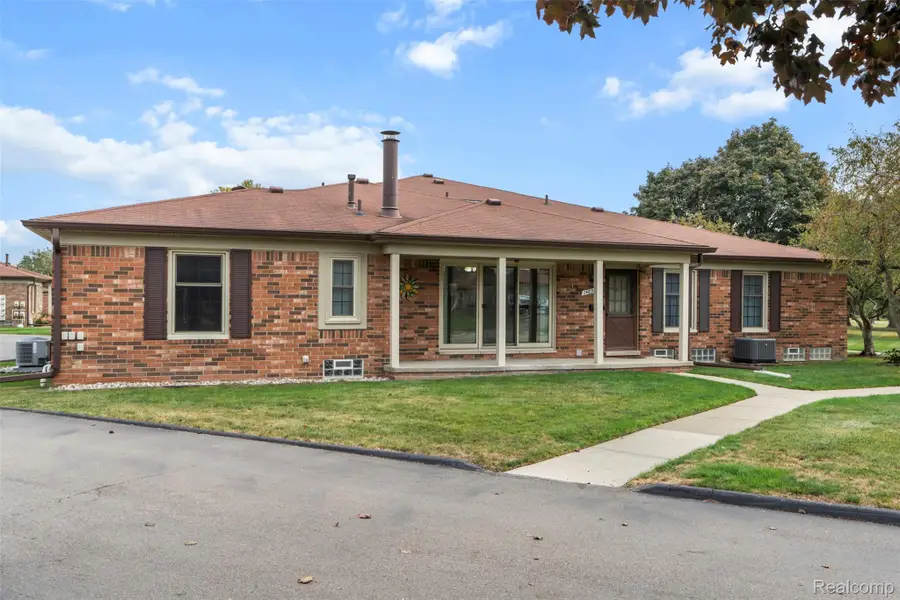 14892 Carver Court, Shelby Charter Township, MI 48315 - Image #2