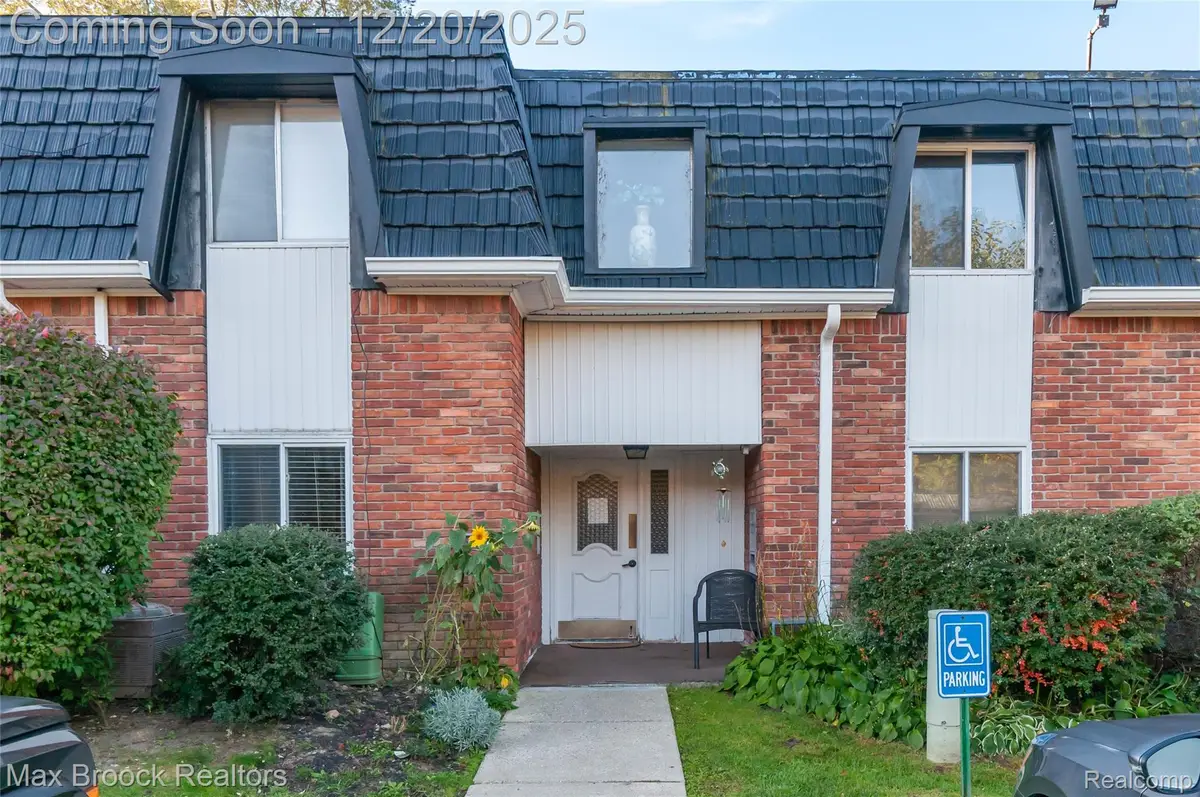 1872 Colonial Village Way, Waterford, MI 48328 - Image #1