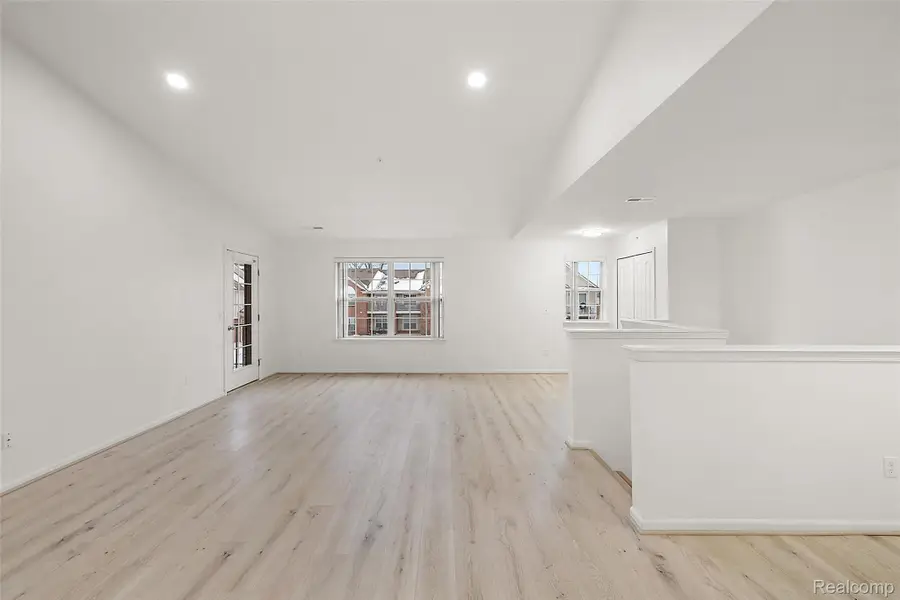 28251 S Pointe Lane #293-B, Chesterfield Township, MI 48051 - Image #3