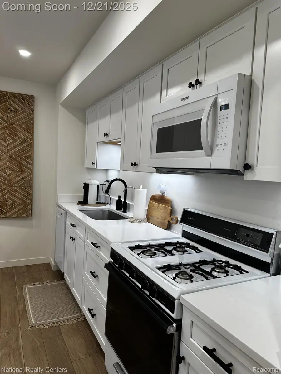 797 Hilldale Circle, Milford, MI 48381 - Image #3