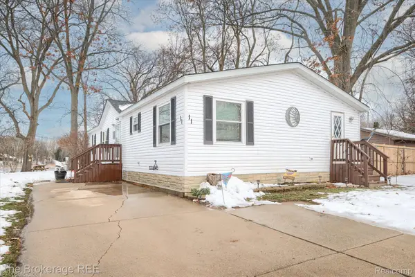 11 Crane Lake Drive, Linden, MI 48451