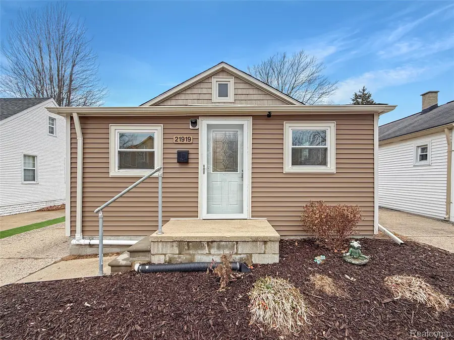 21919 Avalon Street, Saint Clair Shores, MI 48080 - #2