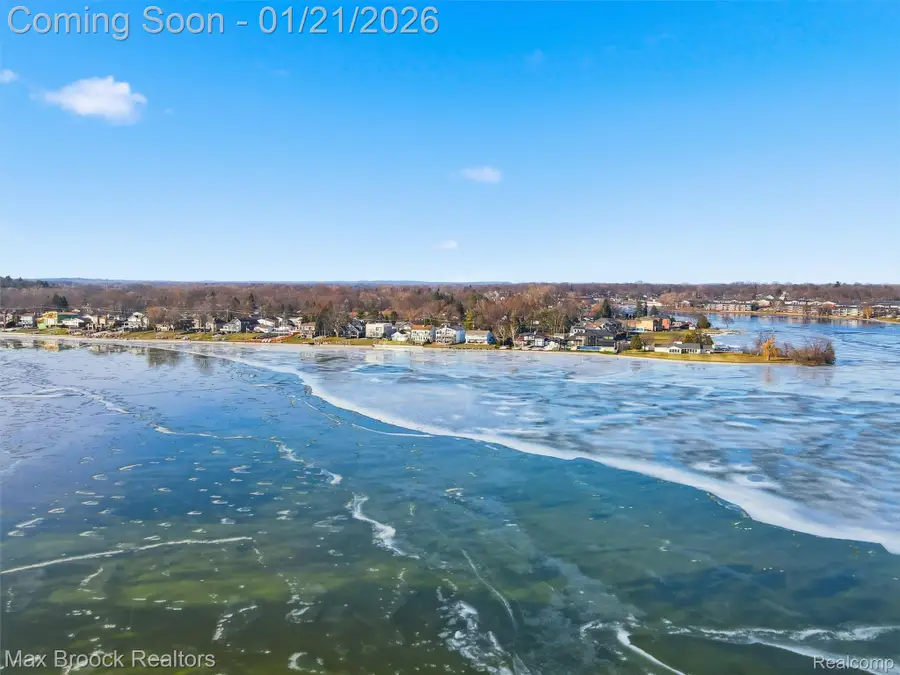 3717 Lake Front Street, Waterford, MI 48328 - Image #2