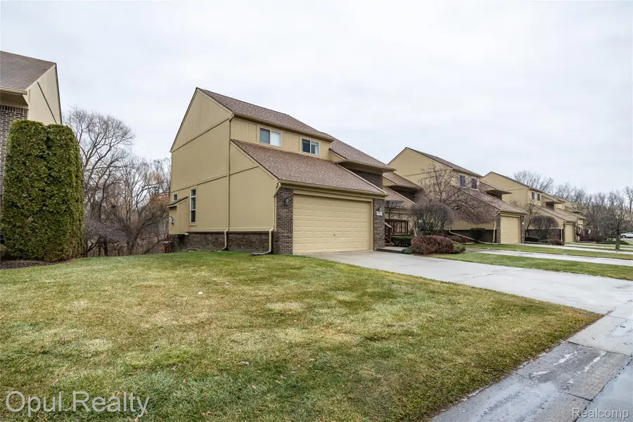 2069 Rochelle Park Drive, Rochester Hills, MI 48309 - Image #2