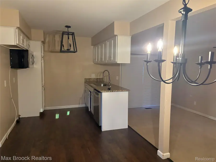 32246 Oakview Drive, Warren, MI 48092 - Image #2