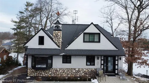 910 W Pine Tree Road W, LakeOrion, MI 48362