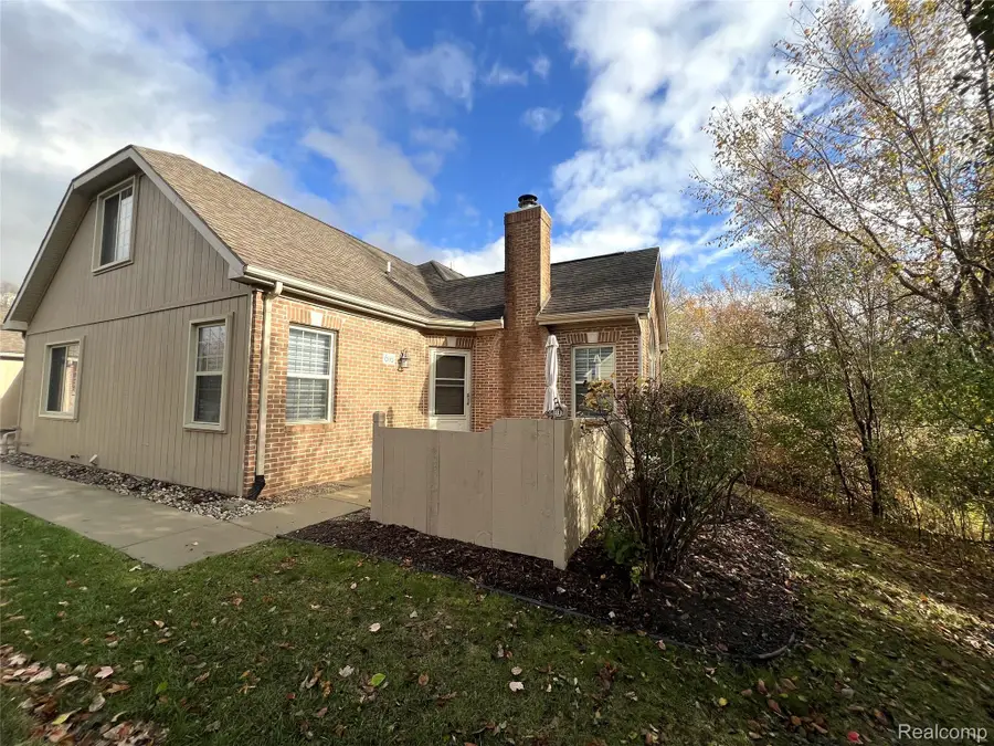 616 Perry Creek Drive #11, Grand Blanc, MI 48439 - Image #2