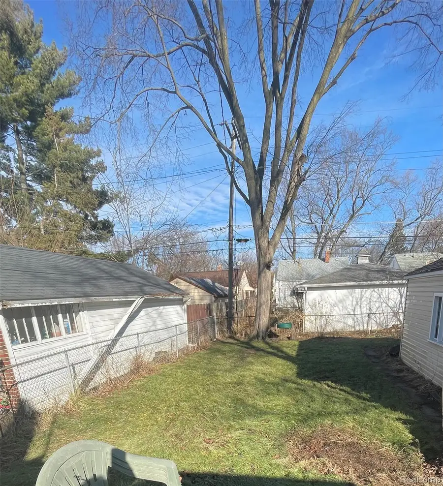 18721 Kingsville Street, Harper Woods, MI 48225 - #3