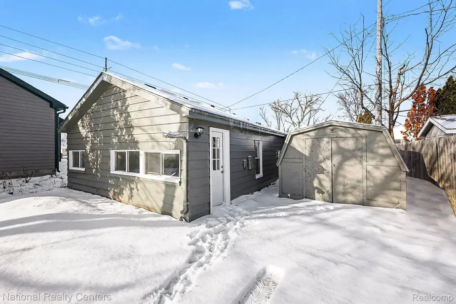 2960 Glenbroke Street, Keego Harbor, MI 48320 - Image #2