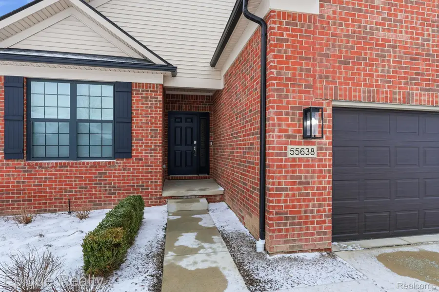 55638 Oak Pointe Drive, Shelby Charter Township, MI 48315 - Image #2