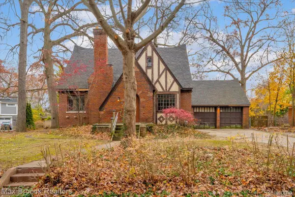 2085 Pontiac Drive, SylvanLake, MI 48320