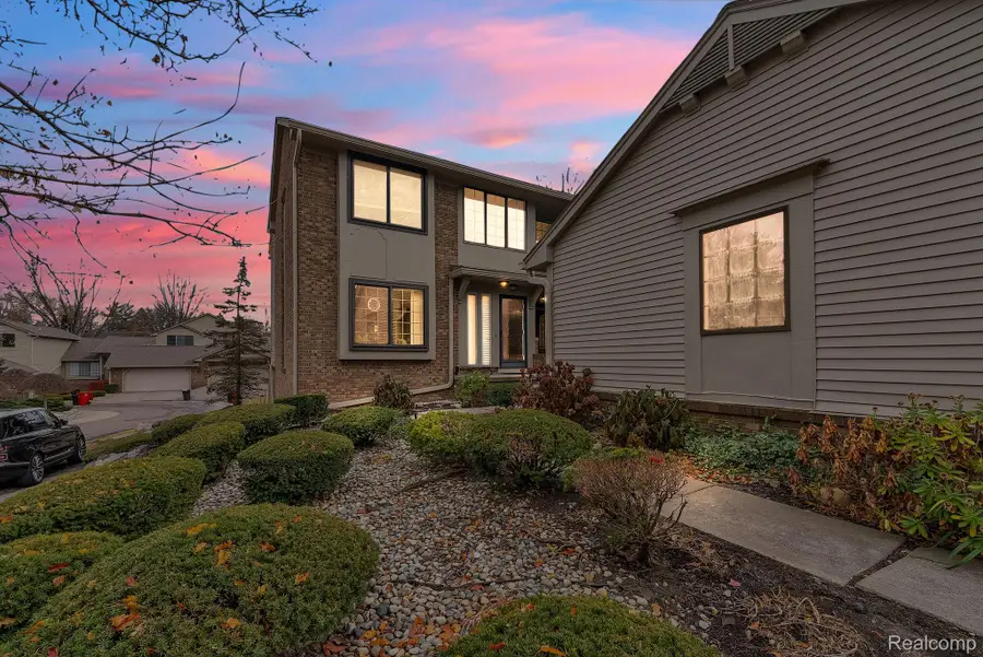 7258 Creeks Bend Court, West Bloomfield, MI 48322 - Image #3