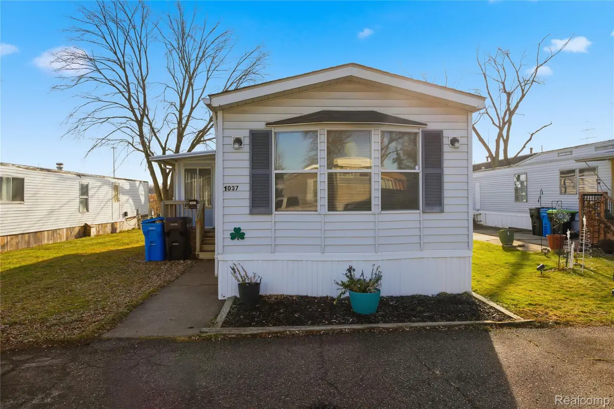 1037 Helen Ct, Madison Heights, MI 48071 - Image #1