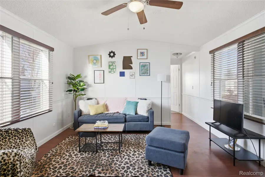 1037 Helen Ct, Madison Heights, MI 48071 - Image #2