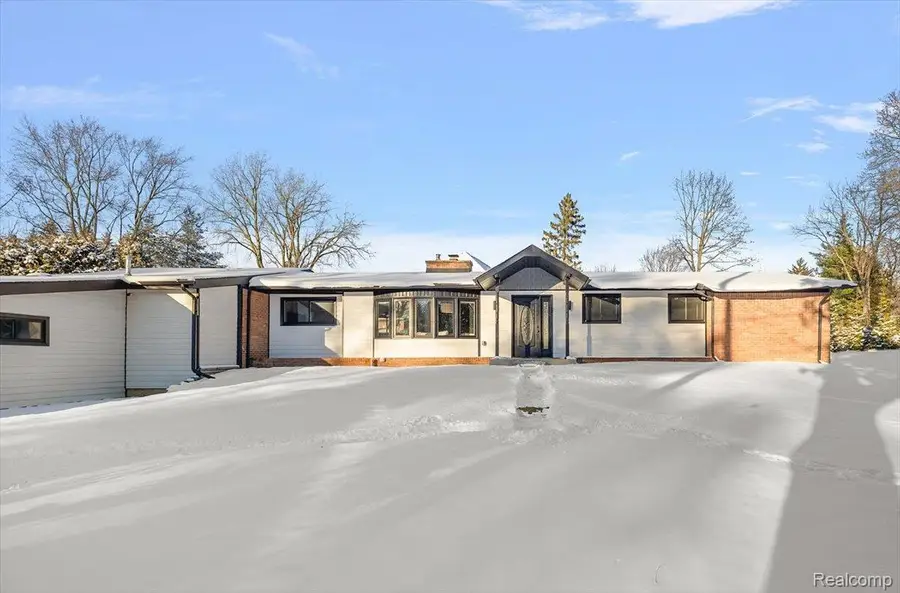 3267 Greentree Road, Bloomfield, MI 48304 - #2