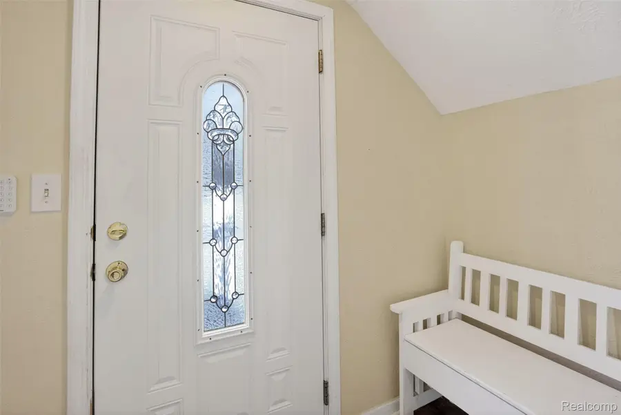 1041 E Schumacher Avenue, Burton, MI 48529 - Image #2