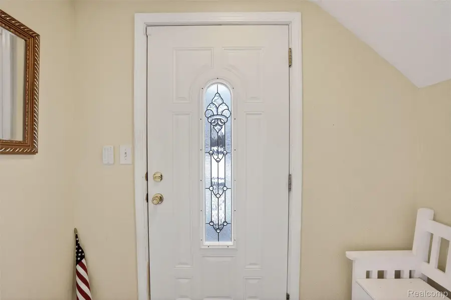 1041 E Schumacher Avenue, Burton, MI 48529 - Image #3