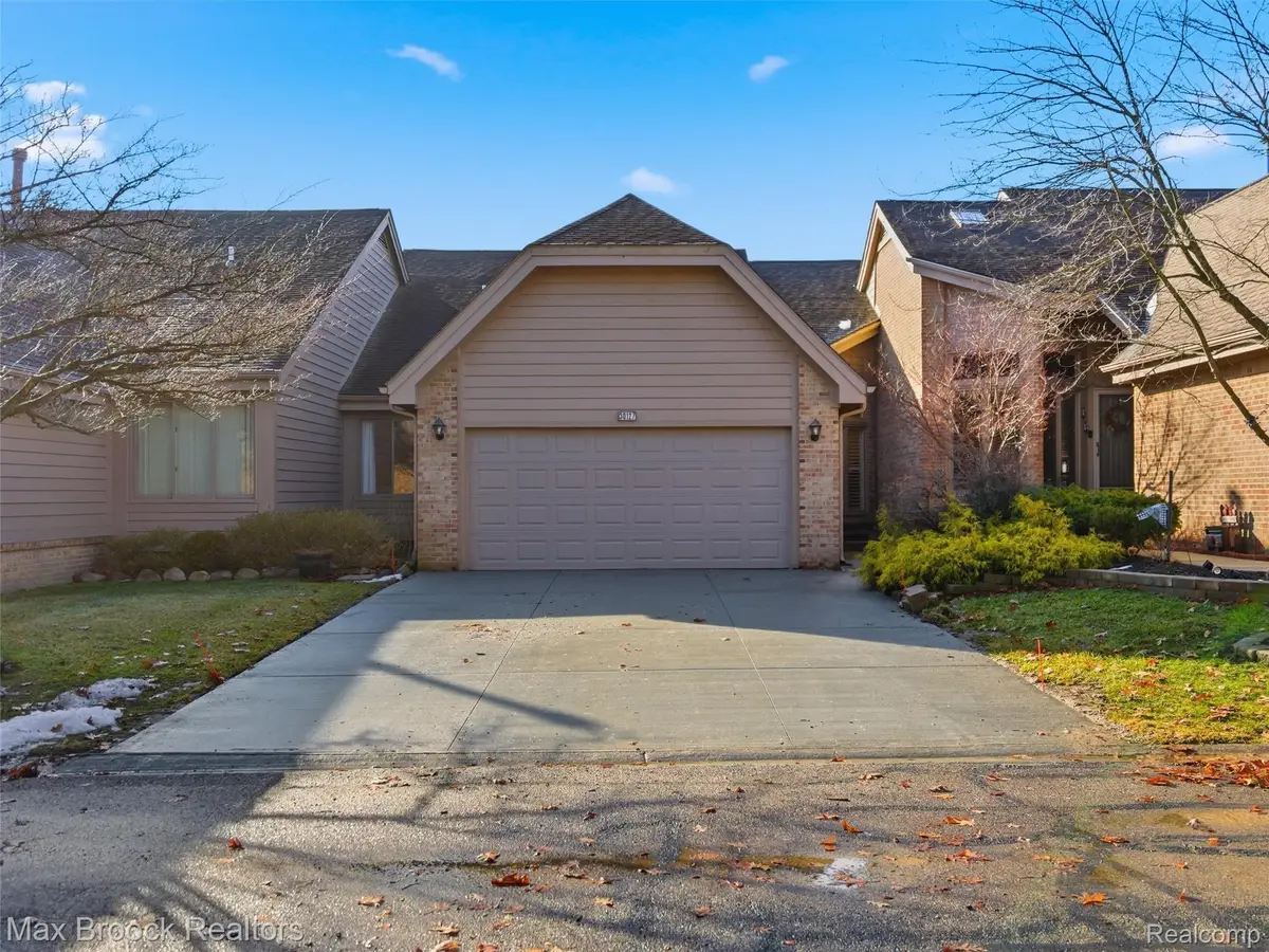 30127 N Meadowridge, Farmington Hills, MI 48334 - Image #1