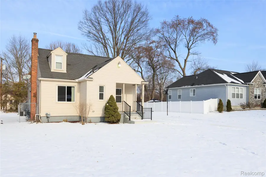 19490 Goldwin Street, Southfield, MI 48075 - Image #2