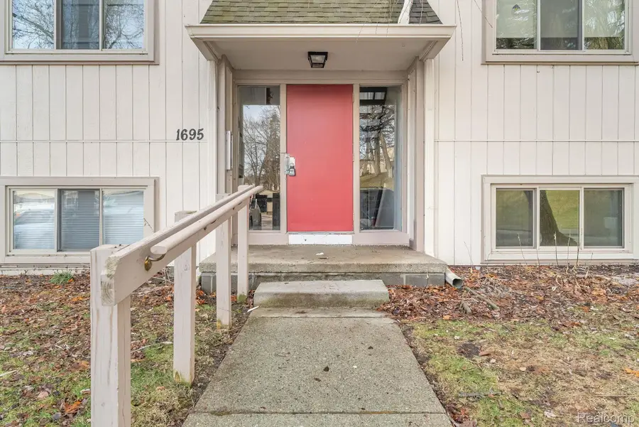 1695 Riverside Drive #8, Rochester Hills, MI 48309 - Image #3