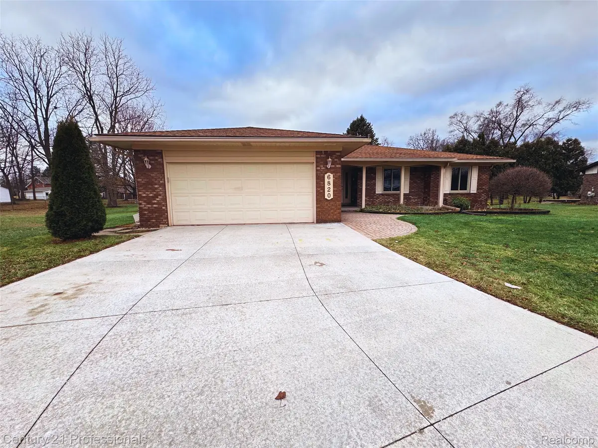 6820 Emerald Shores Drive, Troy, MI 48085 - Image #1
