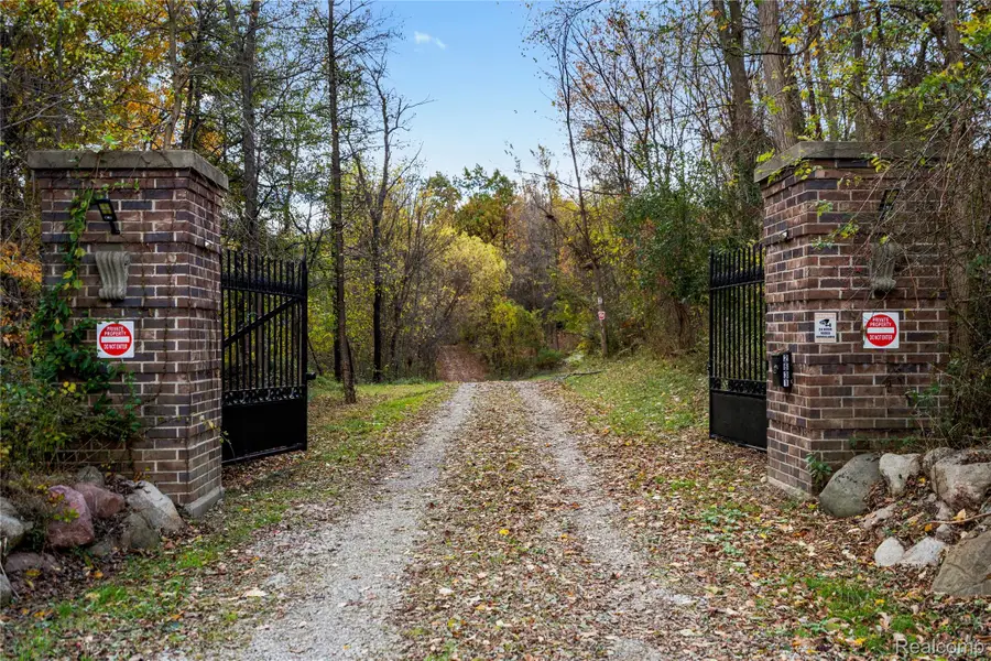 2631 Lakeville Road, Oxford, MI 48370 - Image #2