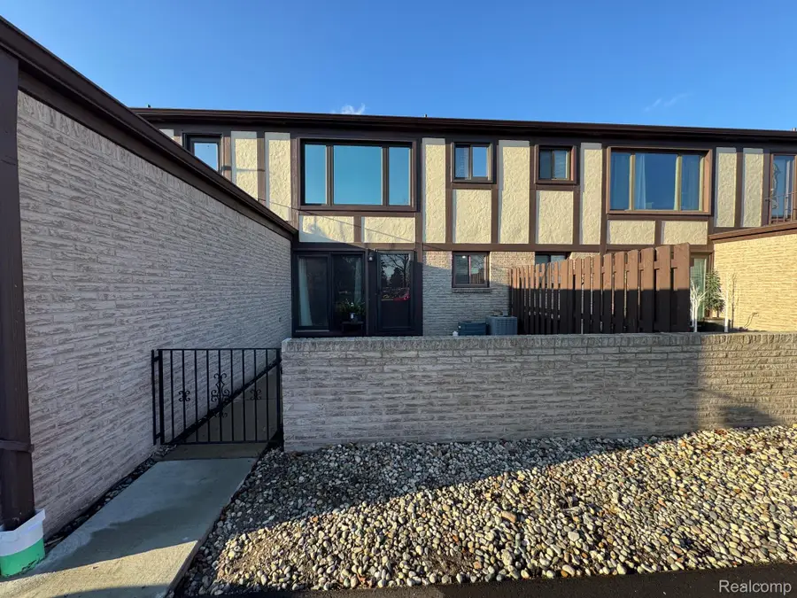 1021 Country Club Drive #23, Saint Clair Shores, MI 48082 - Image #2