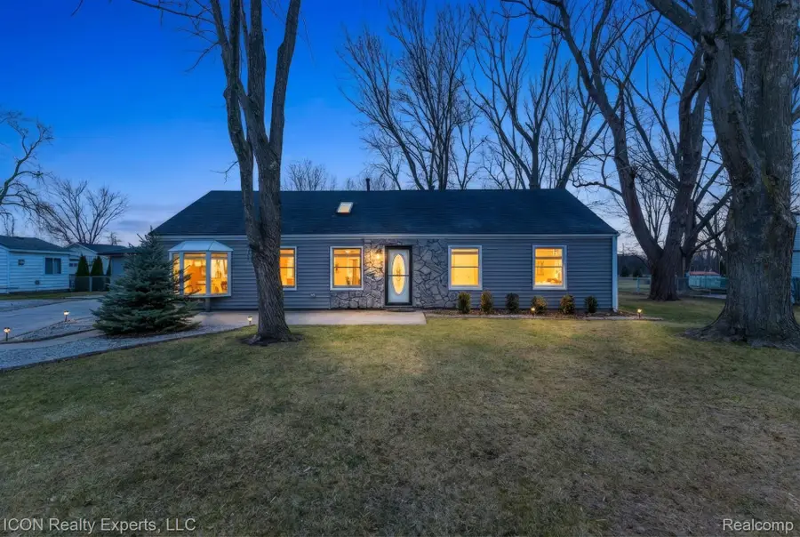 38595 Hilldale Street, Clinton Charter Township, MI 48036 - Image #2