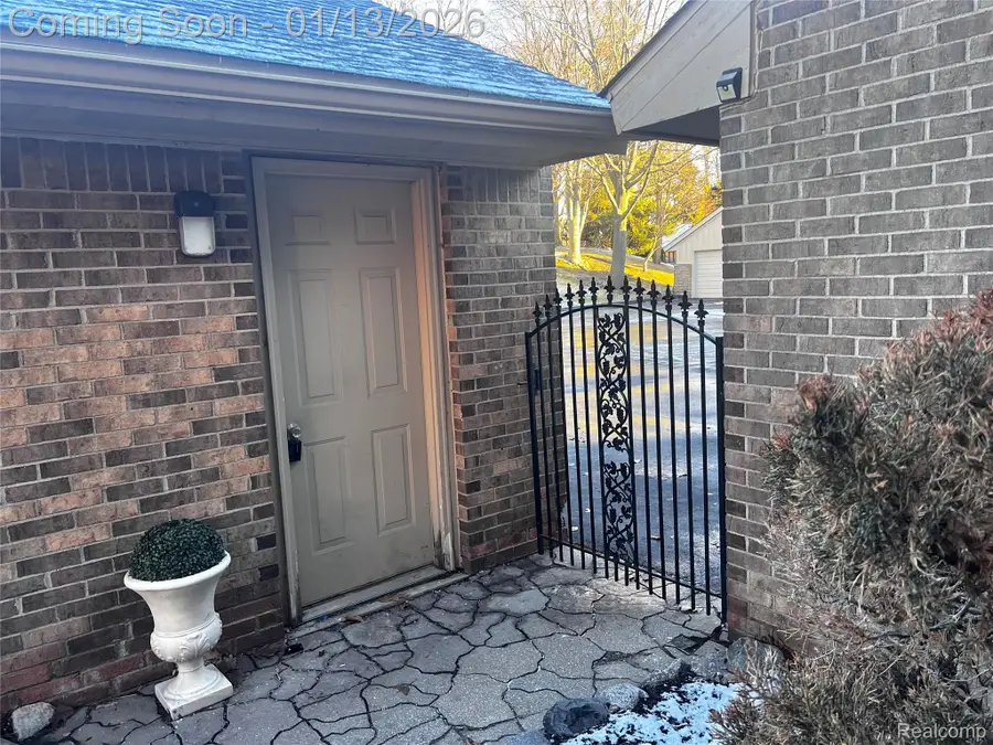 35467 Heritage Lane, Farmington, MI 48335 - Image #2