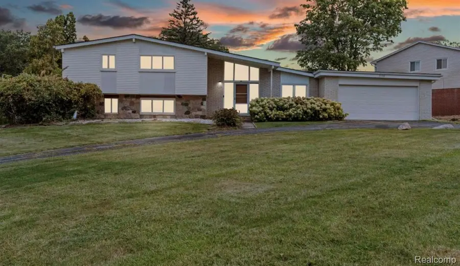 5590 Pembury, West Bloomfield, MI 48322 - Image #2