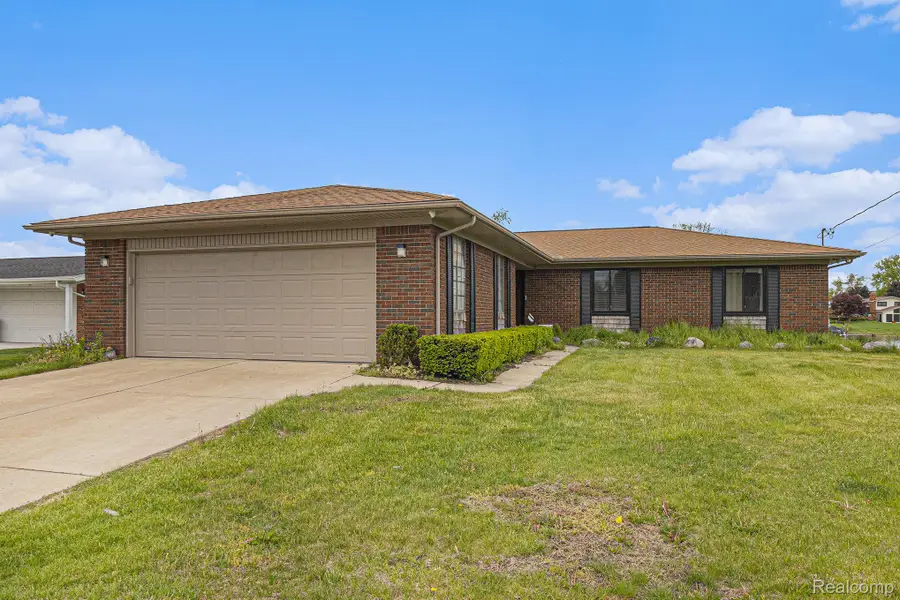 687 Sunnybeach Drive, White Lake, MI 48386 - Image #2