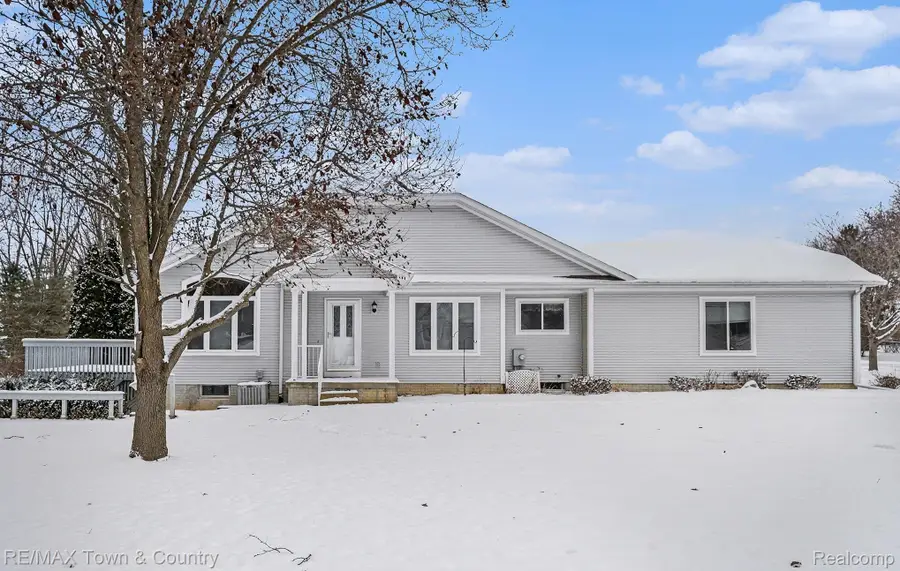 229 Aberdeen Court, Flushing, MI 48433 - Image #2