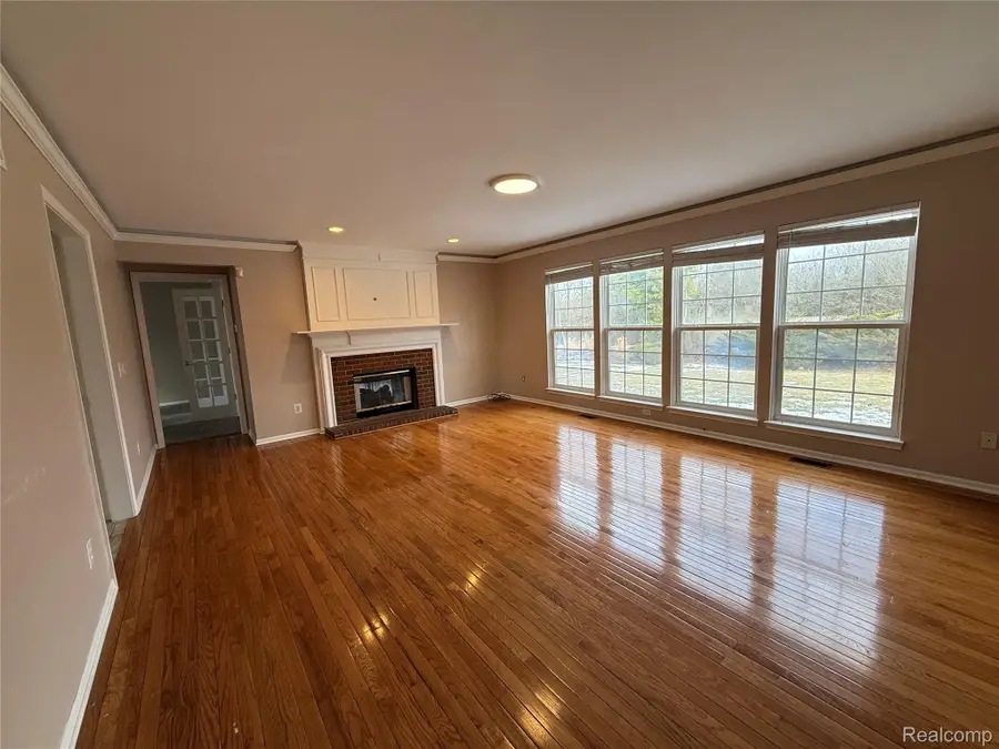 4377 Brighton Drive, Grand Blanc Charter Township, MI 48439 - Image #2