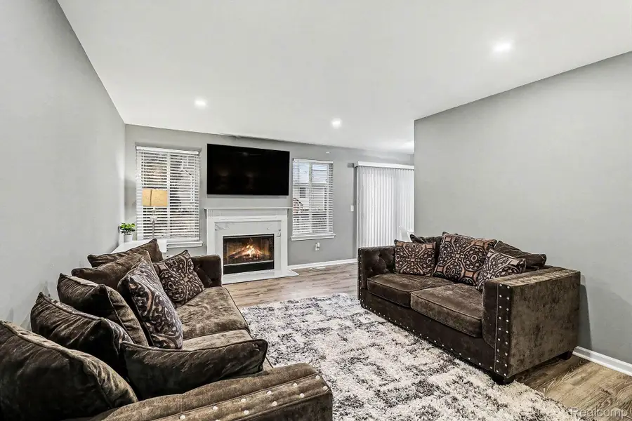 21920 Quail Ridge Drive N, Brownstown, MI 48193 - Image #3