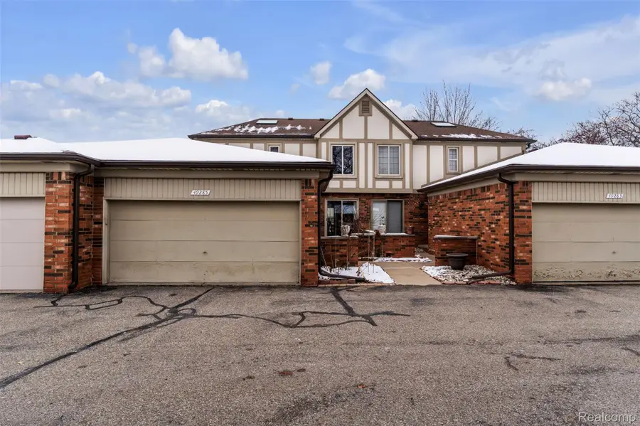 49285 Ashley Court, Shelby Charter Township, MI 48315 - Image #2
