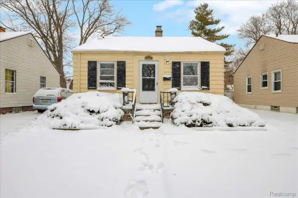 18981 Kenosha Street, HarperWoods, MI 48225