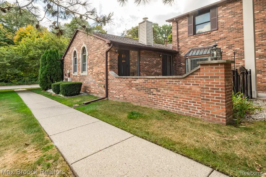 955 Woodlane Drive #9, Rochester Hills, MI 48307 - Image #3
