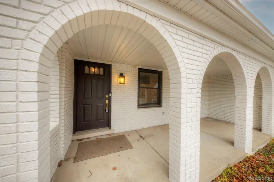 38016 Bloomfield Drive, Livonia, MI 48154 - Image #2