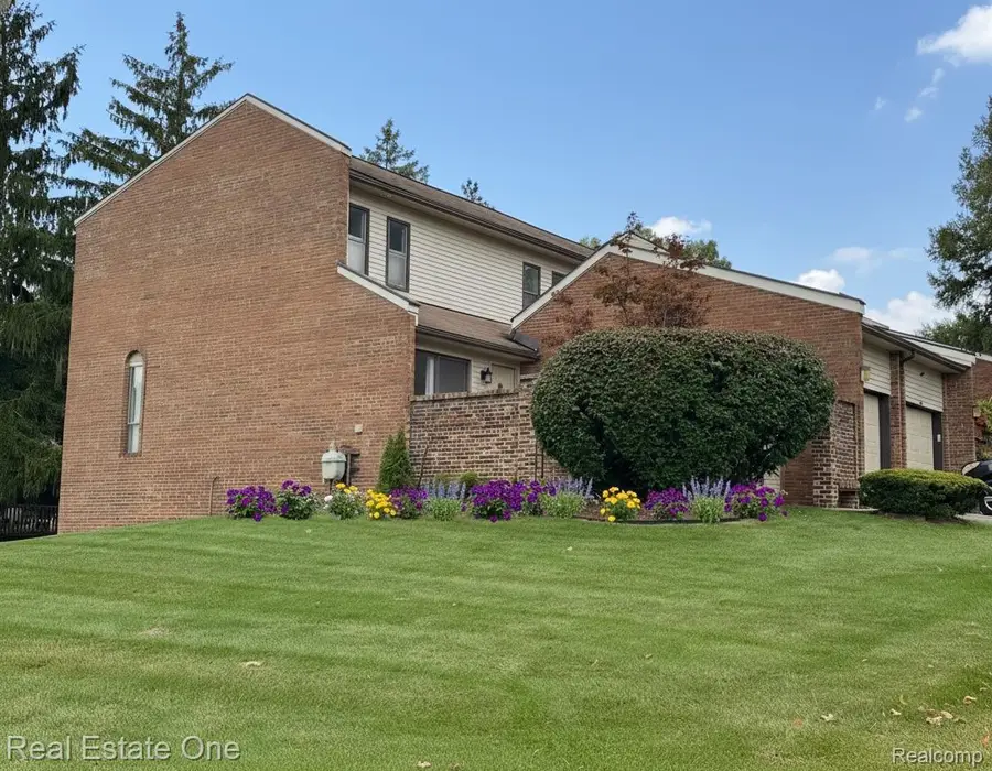 410 Willow Grove Lane, Rochester Hills, MI 48307 - Image #2